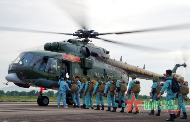 Gallery - 372师开展2024年伞降训练